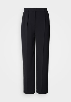 Schwarze, maßgeschneiderte Hose mit geradem Bein, vorderen Falten, Gürtelschlaufen und verdecktem Frontverschluss vor weißem Hintergrund.