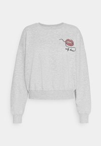 Sudadera corta gris hecha de un tejido suave, con un gráfico de labios rojos y el texto "amor propio". Mangas largas y abullonadas, y dobladillo acanalado.