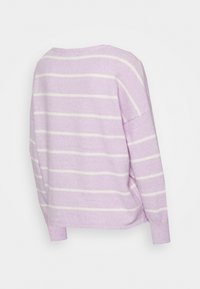 Fioletowy sweter z białymi poziomymi paskami, miękka tekstura, luźny fason, szeroki dekolt i ściślejsze mankiety. Tylny widok pokazuje swobodny krój i rękawy.