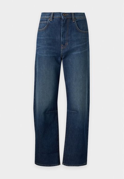 Τζιν ίσιας γραμμής σε σκούρο μπλε denim με μπροστινές τσέπες, θηλιές για ζώνη και κλείσιμο με κουμπί.