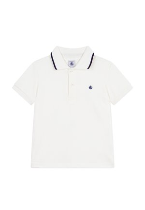 Weißes Poloshirt mit kurzen Ärmeln, schwarzer Einfassung am Kragen, zwei Knöpfen und kleinem dunkelblauem Segelboot-Logo auf der linken Brust.