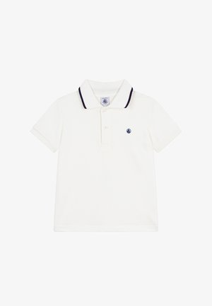 Weißes Poloshirt mit kurzen Ärmeln, schwarzer Einfassung am Kragen, zwei Knöpfen und kleinem dunkelblauem Segelboot-Logo auf der linken Brust.