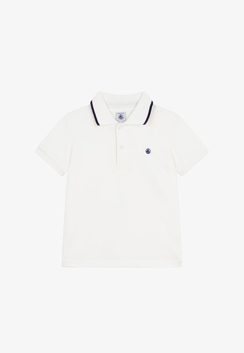 Polo shirt bianco a maniche corte con bordi neri sul colletto, due bottoni e un piccolo logo di una barca a vela blu scuro sul petto sinistro.