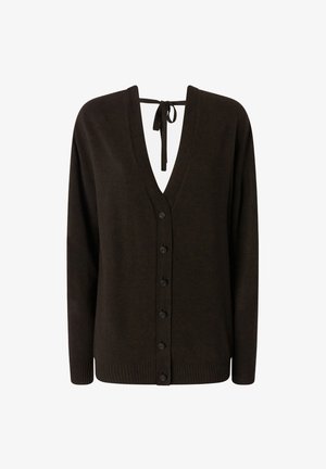 Smeđi kardigan s V-izrezom, prednjim dugmadi, dugim rukavima i vezanjem oko vrata. Mekana tekstura i rebrasti detalji na rubovima.