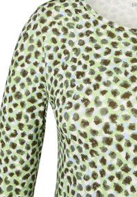 Langärmliges Oberteil aus hellgrünem Stoff mit einem Leopardenmuster in dunkelgrün und braun, mit U-Boot-Ausschnitt und geribbelter Textur.