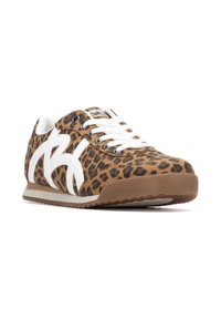Zapatillas con estampado de leopardo y acentos en marrón y blanco, con suela de goma, cordones blancos y parte superior de tela texturizada.