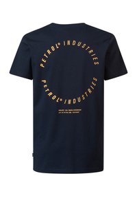 Navyblauwe katoenen t-shirt met een cirkelvormig logo in oranje en de tekst "PETROL INDUSTRIES" met daaronder aanvullende projectdetails.