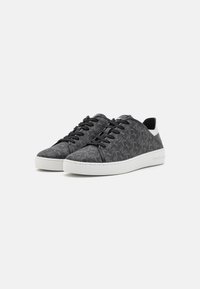 Zapatillas gris con estampado, parte superior de tela y suela de goma blanca. Cuentan con cordones negros y un acento en el talón de textura suave.