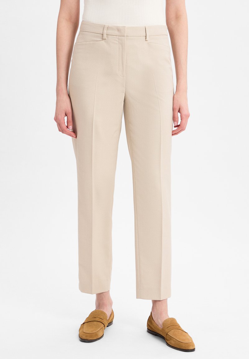 Beige, textuur broek met een getailleerde pasvorm, voorzien van een middelhoge tailleband en frontzakken. Draag het met bruine suède instappers.