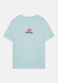Lyseblå bomulds t-shirt med korte ærmer. Har et trykt design af en snegl og en hjerne med teksten "Element" i sort.