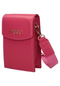 Bolso cruzado sintético rosa con cierre de solapa, herrajes plateados y correa ajustable. Presenta un logo en el frente y una textura suave.