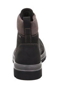 Černé kotníkové boty vyrobené z kůže a semiše, s šedou gumovou podrážkou, vyztuženou zadní částí a detaily šití.