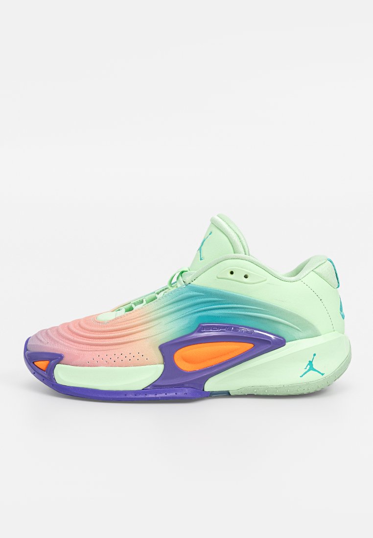 Basket vert clair avec des accents dégradés rose et bleu, tige texturée, semelle violette avec un détail orange, arborant un logo distinctif.