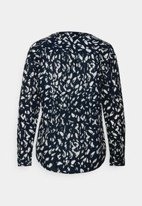 Langarmblouse in marineblauw met een wit abstract patroon, voorzien van een ronde halslijn en een geplooid achterkantdetail. Zacht, gestructureerd stof.