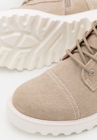 TWINSET Botines con cordones - nude