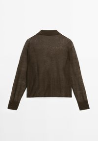 Brauner, leichter Strickpullover mit Kragen und langen Ärmeln. Die Textur ist leicht durchsichtig mit gerippten Bündchen und Saum.