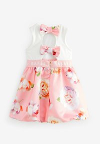 Blumenkleid mit weißem Oberteil und pinkem Blumenkleid. Verfügt über zwei pinke Schleifen auf der Rückseite und ein BAKER-Logo am Bund.