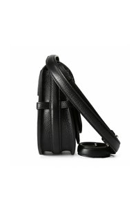 Borsa a mano in pelle nera con finitura texturizzata. Presenta una forma strutturata, tracolla regolabile e base circolare. Design sottile e compatto.