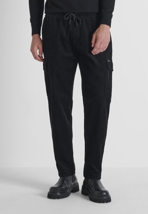 PHILIP REGULAR FIT WITH LOGOED BADGE - Cargohose - black