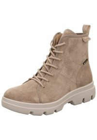 Botas de tobillo de ante beige con una gruesa suela de goma gris, puntera redonda y diseño de cordones en la parte delantera. Cuenta con un lazo de tela en la parte trasera.