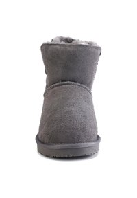 Bottino alla caviglia in suede grigio con punta arrotondata, morbida fodera e suola piatta in gomma. Presenta cuciture visibili lungo le cuciture.