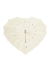 Hartvormige paraplu met een crème, stoffen canopy en metalen spaken. Beschikt over een witte handgreep met een zilveren punt.