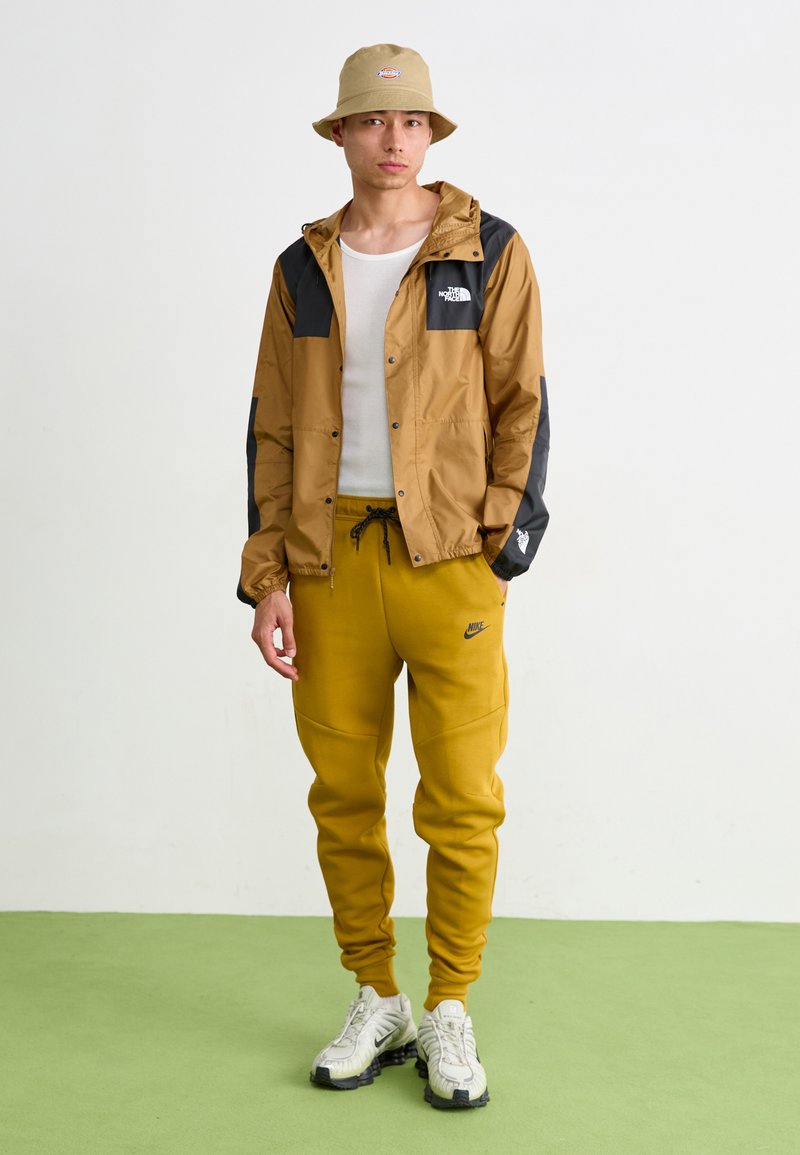 Nike Sportswear Teplákové kalhoty - ochre black