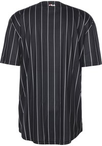 Černé tričko s krátkým rukávem s vertikálními bílými pruhy, vyrobené z měkké tkaniny, s kulatým výstřihem a volným střihem. Logo Fila na zadní straně.