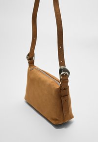 Stradivarius TRENDY WITH BUCKLE - Borsa a tracolla - camel