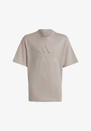 Camiseta de manga corta color beige claro, hecha de tela suave, con un logotipo de adidas texturizado y en relieve en el frente, cuello redondo y corte relajado.