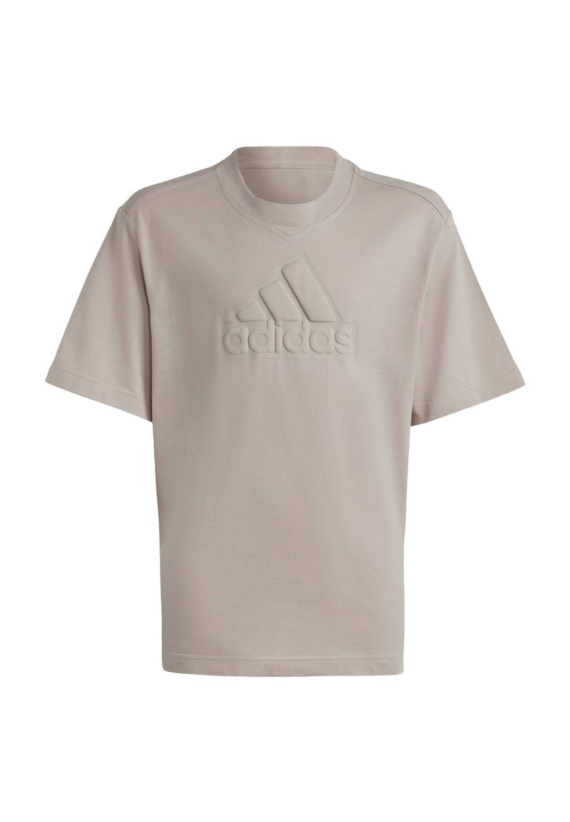 Lichtbeige T-shirt met korte mouwen van zachte stof, voorzien van een textuur met een verhoogd adidas-logo aan de voorkant, een ronde halslijn en een ontspannen pasvorm.