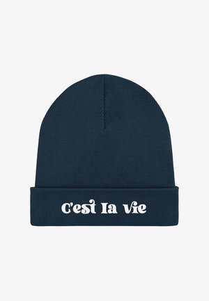 Căciulă tricotată bleumarin cu manșetă pliată pe care este inscripționat textul „C'est la vie” cu litere albe conturate. Textură netedă, design strâns pe cap.