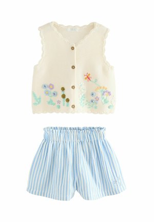 Kremfarvet strikket vest uden ærmer med blomsterbroderi og træknapper kombineret med blå og hvide shorts med elastisk talje og striber.
