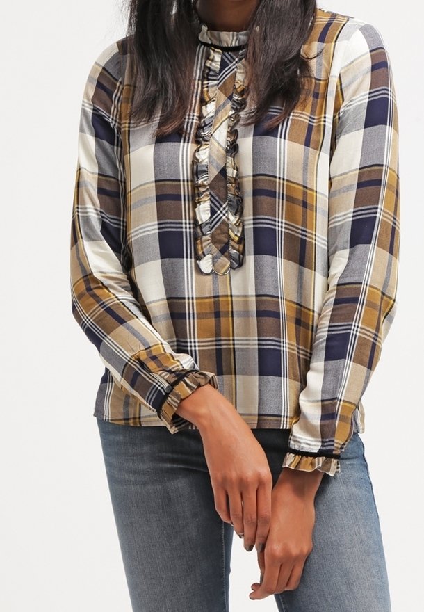 Chemise à manches longues à carreaux en bleu marine, jaune et crème avec des détails froncés au niveau du col et des poignets. Tissu doux, coupe décontractée et motif à carreaux.