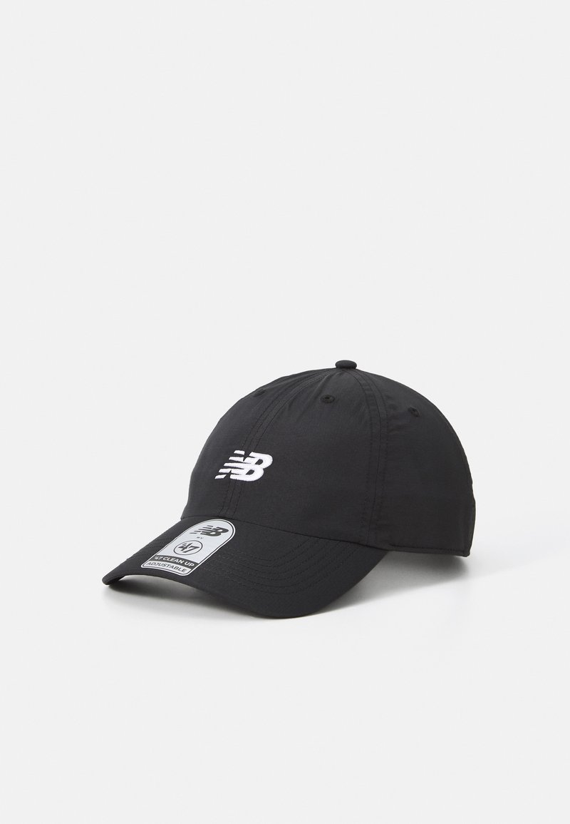 Czarna regulowana czapka baseballowa z białym haftowanym logo New Balance z przodu oraz etykietą produktową na daszku na białym tle.