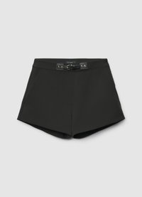 Shorts noirs en tissu lisse, avec une taille ceinturée à boucle, des poches latérales inclinées et un design net et ajusté.