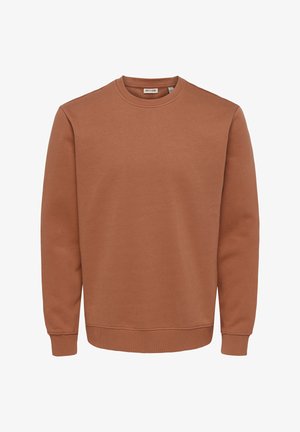 En enkel brun langermet genser med rund hals, ribbestrikkede mansjetter og kant, vist på hvit bakgrunn.