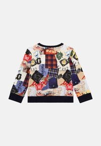 Mehrfarbiger Sweatshirt mit Patchwork-Design, das verschiedene Texturen und Muster umfasst, darunter Karos, Denim und Logos. Marineblauer Bund.