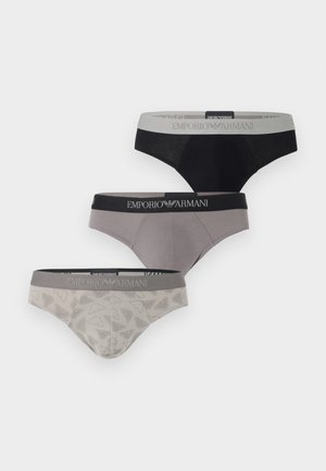 Kolm meeste lühikest aluspesu musta, halli ja helehalli värvusega, mille vöödel on Emporio Armani logod, vertikaalselt paigutatud valgel taustal.