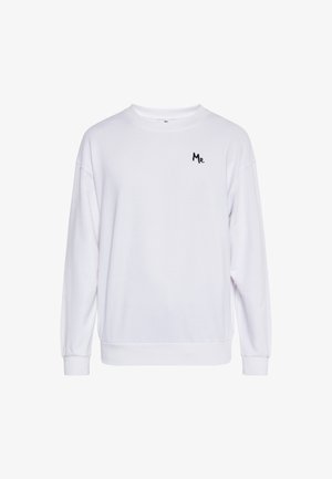 Hanorac alb cu mâneci lungi, guler rotund, mansete și tiv cu nervuri, având un mic logo negru "Mr." în zona stânga a pieptului.