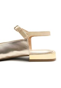 Sandal in metallo oro con cinturino alla caviglia, punta rettangolare e tacco spesso con accenti dorati. Superficie liscia e design aperto per una buona traspirabilità.