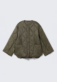 Veste matelassée vert olive avec un col rond, de grands boutons, deux poches avant et un motif texturé en vagues. Manches longues, coupe décontractée.