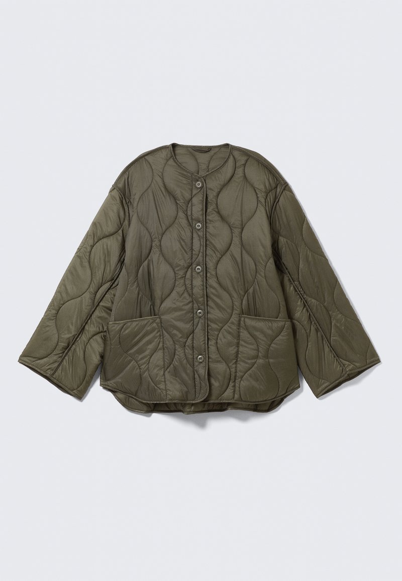 Veste matelassée vert olive avec un col rond, de grands boutons, deux poches avant et un motif texturé en vagues. Manches longues, coupe décontractée.