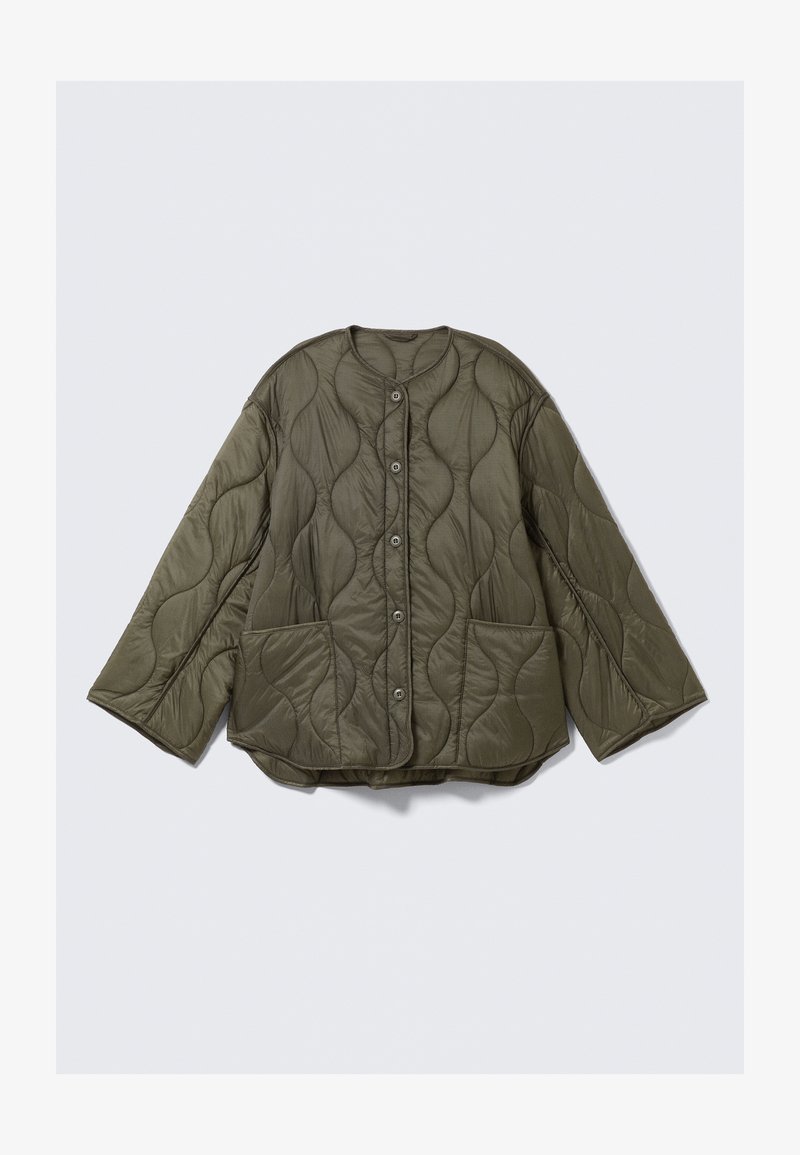 Veste matelassée vert olive avec un col rond, de grands boutons, deux poches avant et un motif texturé en vagues. Manches longues, coupe décontractée.