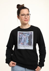 Zwarte sweatshirt met een geprinte rechthoekige graphic met een grappige quote en twee karakters in een huiselijke setting. Casual pasvorm.