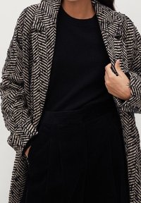 Mango Mantel - black