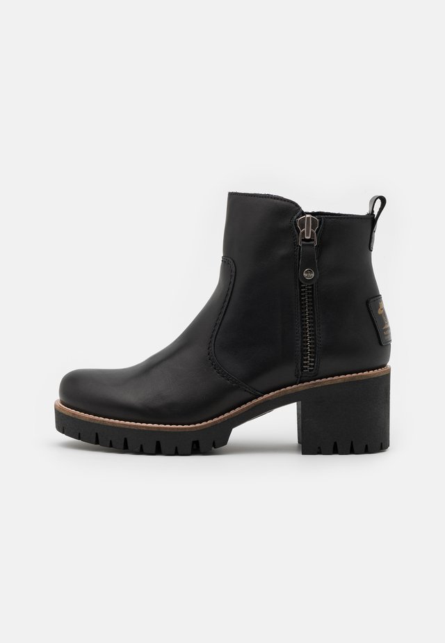 PAULINE TRAVELLING - Botines bajos - black