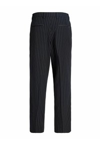 Pantaloni negri de costum cu dungi verticale albe subțiri, cu buzunare cu fante duble și bucle pentru centură în spate, văzuți din spate.