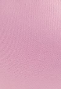 Rosa strukturierter Stoff mit einem feinen, gewebten Muster. Die Oberfläche ist glatt und gleichmäßig und zeigt eine einheitliche Farbe.