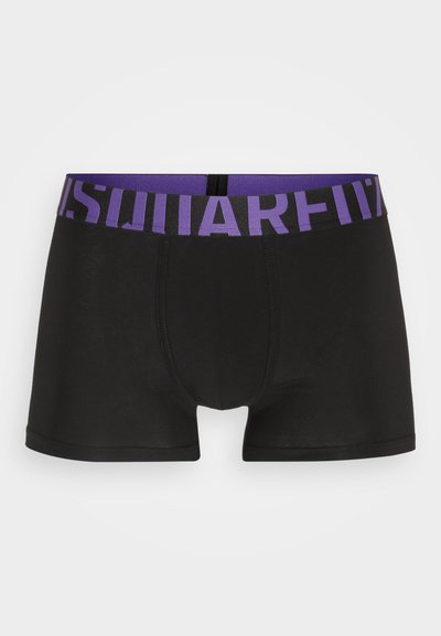 Schwarze Boxershorts aus glattem Stoff. Mit einem breiten elastischen Bund in Lila und schwarzer Schrift. Schlichtes, modernes Design.